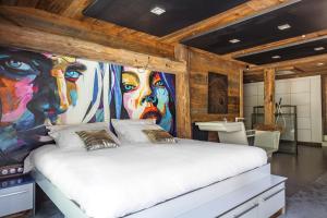 sypialnia z łóżkiem z obrazem na ścianie w obiekcie Chalet Carte Blanche Quezac w mieście Tignes