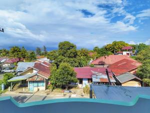 eine Luftansicht einer Stadt mit Häusern in der Unterkunft I am Backpacker Hostel in Sabang