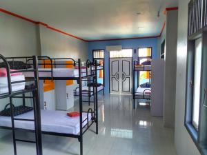 ein Zimmer mit einem Haufen Etagenbetten in der Unterkunft I am Backpacker Hostel in Sabang