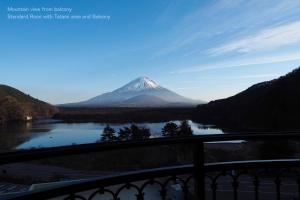 ein Berg, gesehen von einer Brücke über einen Fluss in der Unterkunft Shoji Mount Hotel in Fujikawaguchiko