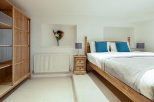 En eller flere senge i et værelse på Oasis Apartment