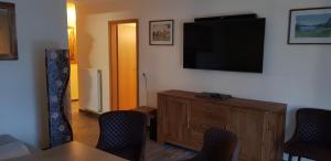 TV a/nebo společenská místnost v ubytování Ferienhaus Seeblick