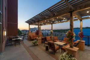 un patio con mesas y sillas en un edificio en Staybridge Suites Marquette, an IHG Hotel, en Marquette