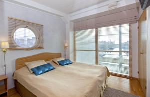 a bedroom with a bed and a window at Holiday Club Tampere Spa Apartments in Tampere