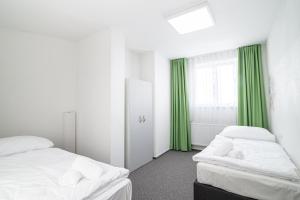 Postel nebo postele na pokoji v ubytování Garni hotel Roušarka + 12 fotografií