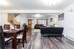 a living room with a table and a couch at LARGE MODERN HOME, FOUR BEDROOM, TWO BATHROOM in Grays Thurrock