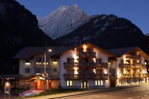 Nespecifikovaný výhled na hory nebo výhled na hory při pohledu z hotelu
