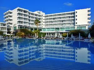 Der Swimmingpool an oder in der Nähe von Grecian Bay