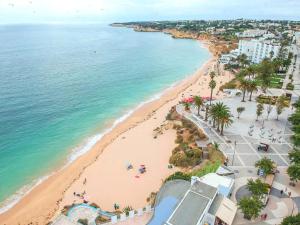 een luchtzicht op een strand en de oceaan bij Apartment Algarve - Beach Front - Free Wifi - Air Con in Armação de Pêra