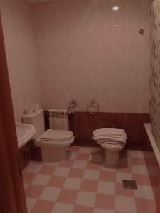 托爾德西拉斯的住宿－桑安託林旅館－餐廳，一间带卫生间和水槽的浴室