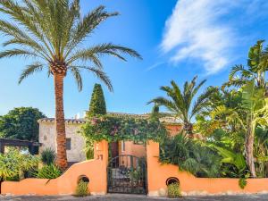 una casa con palmeras delante en Belvilla by OYO El El Sue o, en Benitachell