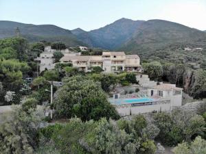 - une vue aérienne sur une maison avec une piscine dans l'établissement Residence Arinella, à Farinole