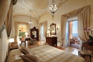 Postel nebo postele na pokoji v ubytování Grand Hotel Excelsior Vittoria