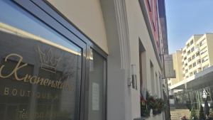 un escaparate con un cartel para una boutique en Boutique-Hotel Kronenstuben en Ludwigsburg