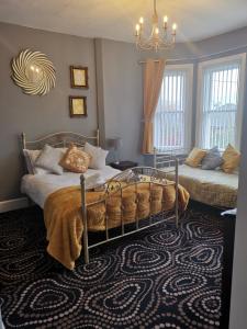1 dormitorio con 2 camas y lámpara de araña en Waverley Inn, en Newport