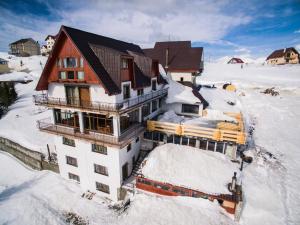 una casa está siendo construida en la nieve en Antonia Spa 180 Panaromic View, en Ranca