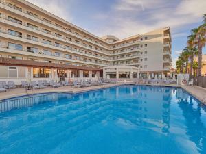 Bazén v ubytování BQ Can Picafort Hotel nebo v jeho okolí