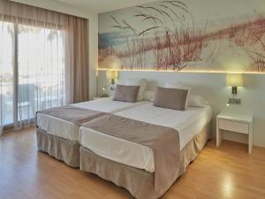 Postel nebo postele na pokoji v ubytování BQ Can Picafort Hotel