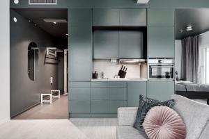 アーランダにあるForenom Hotel Arlandaのソファとキッチンのあるリビングルーム