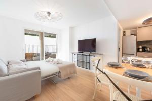 een woonkamer met een bed, een bank en een tafel bij Les jardins secrets in Antibes