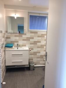 a bathroom with a sink and a mirror at Appartement avec terrasse pour 4 personnes in Athis-Mons