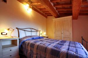 a bedroom with a bed and a wooden ceiling at Appartamento Corallo in Cagli