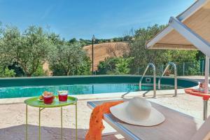 The swimming pool at or close to Villa Rosa