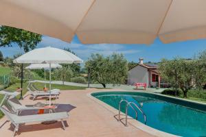 The swimming pool at or close to Villa Rosa