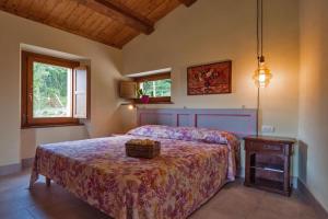 a bedroom with a bed with a basket on it at Appartamento Nidastore in Arcevia