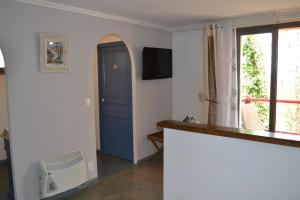 a room with a blue door and a window at Maison de la Vigne in Venzolasca