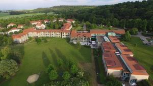 eine Luftansicht einer Schule mit einem großen Gebäude in der Unterkunft K6 Seminarhotel in Halberstadt