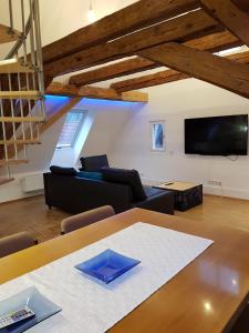 sala de estar con mesa y sofá en Meisterhaus Alpirsbach Loft, en Alpirsbach