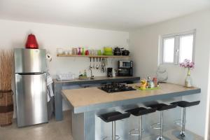 Een keuken of kitchenette bij Sunny Hill Apartment