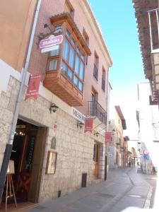 ein Gebäude mit einem Schild an der Seite in der Unterkunft Hostal-Restaurante San Antolín in Tordesillas