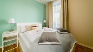 Tempat tidur dalam kamar di Apartamenty Sun & Snow Triventi Mountain Residence