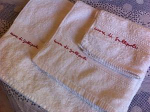 two embroidered words on a white towel on a table at B&B Cuore di Gallipoli in Gallipoli