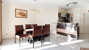 Kuchyňa alebo kuchynka v ubytovaní Apartamenty Sun & Snow Kościelisko Czajki