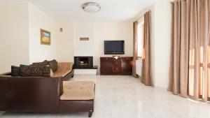 Televízia a/alebo spoločenská miestnosť v ubytovaní Apartamenty Sun & Snow Kościelisko Czajki