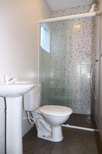 トラマンダイにあるMorada da Plataforma Tramandaíのバスルーム(トイレ、洗面台、シャワー付)