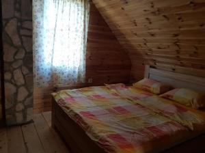 een slaapkamer met een bed in een blokhut bij Holiday Home Jakov in Kolašin