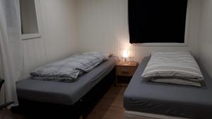 Postel nebo postele na pokoji v ubytování Arctic Rooms HAGE