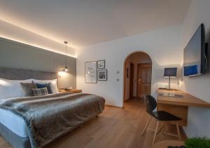 TV a/nebo společenská místnost v ubytování Alpines Gourmet Hotel Montanara