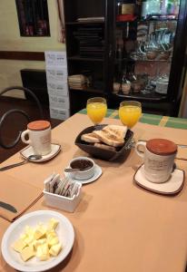una mesa con dos tazas de café y alimentos para el desayuno en La Posada Del Jamón en Vista Flores