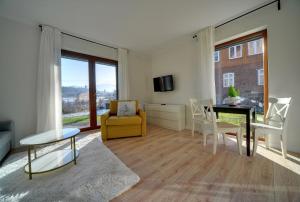 Televízia a/alebo spoločenská miestnosť v ubytovaní Apart-Invest Apartament Grottgera Studio 3