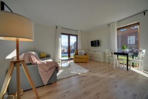 Televízia a/alebo spoločenská miestnosť v ubytovaní Apart-Invest Apartament Grottgera Studio 3