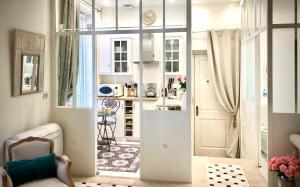 アヴィニョンにあるLES ANGES DELUXE AVIGNON - Luxury Home & Exclusive Private Toursのキッチンに通じるドアのある小さな部屋
