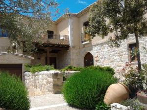 una grande casa in pietra con un muro di pietra di Pago de Trascasas a Cubillas de Santa Marta