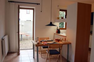 una pequeña cocina con mesa y sillas en una habitación en Paradix holiday apartment - gîte 3, 2 pers, en Nissan-lez-Enserune