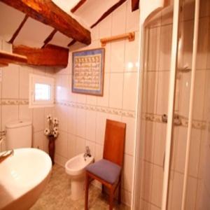 uma casa de banho com um lavatório, um WC e uma banheira em Casa Victoria em Cirueña