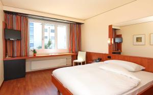 Ein Bett oder Betten in einem Zimmer der Unterkunft Hotel Arte Spreitenbach